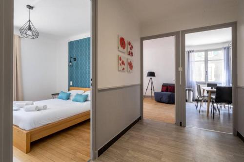 1 dormitorio con 1 cama y sala de estar en Annecy Centre - Gentiane -, en Annecy
