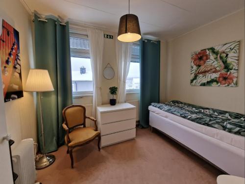 - une petite chambre avec un lit et une chaise dans l'établissement Högalid, à Torsåker