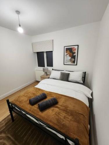 1 dormitorio con 1 cama con 2 almohadas en Beautiful 3 bed house in Hartford en Hartford