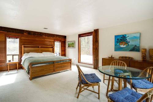 グランツパスにあるPeaceful Applegate River Valley Sanctuary!のベッドルーム1室(ベッド1台、ガラス張りのテーブル付)