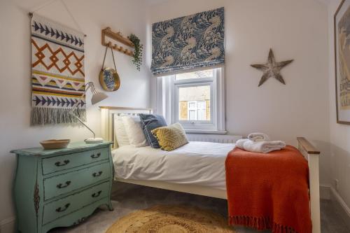 une petite chambre avec un lit et une fenêtre dans l'établissement Porch House, à Hunstanton