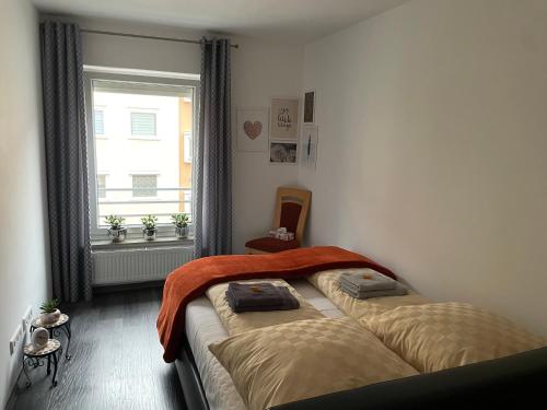 una camera con due letti e una finestra di Gemütliche Familienwohnung in der Altstadt a Norimberga