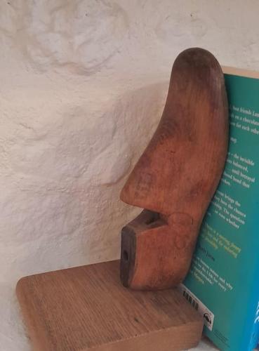 un objet en bois assis au-dessus d'un livre dans l'établissement La Petite Grange, à Esse