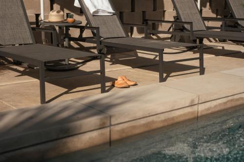 圣安东尼奥Ranch Motel & Leisure Club的一组椅子坐在游泳池旁