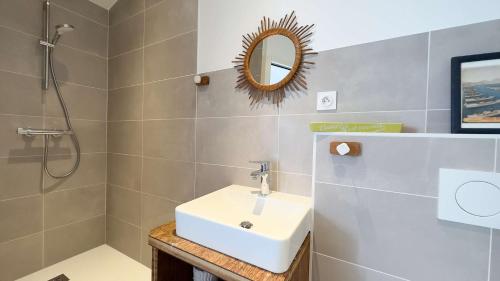 La salle de bains est pourvue d'un lavabo et d'une douche. dans l'établissement Superbe villa proche de la mer, à Sainte-Marie de Ré