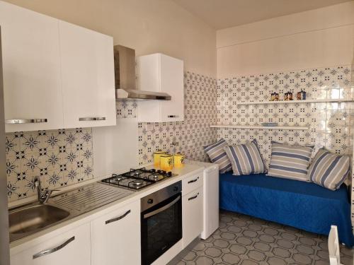 uma cozinha com fogão e uma cama em Appartamento Luna Parcheggio gratuito em Gênova