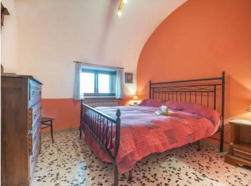 una camera con letto, cassettiera e finestra di Casa D'Aurora a Pettorano sul Gizio