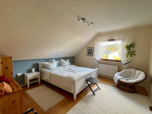 een slaapkamer met een wit bed en een raam bij Fewo Judith in Freital