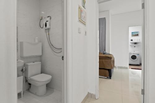 y baño blanco con aseo y ducha. en Affordable Cozy Home Away From Home 