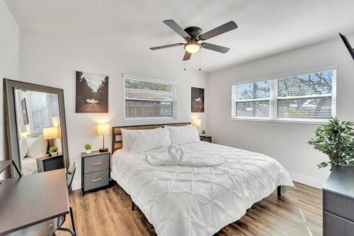 1 dormitorio con 1 cama y ventilador de techo en Private Pool Home Centrally Located in Tampa, en Tampa