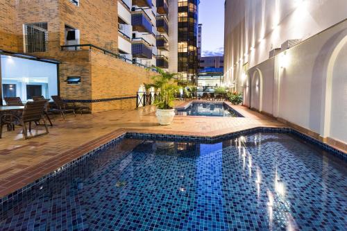 una piscina en medio de un edificio en HM Hotel, en Balneário Camboriú