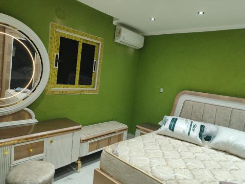 Postel nebo postele na pokoji v ubytování 8 شارع احمد امين بالدقي