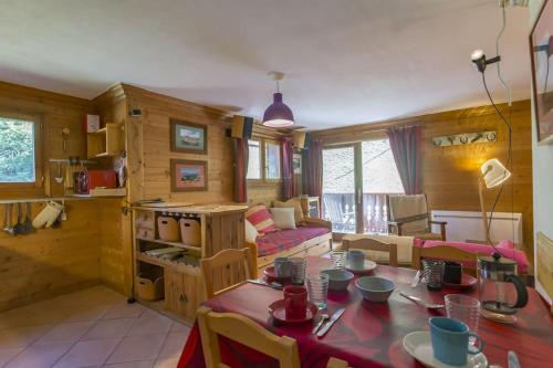 un salon avec une table et un canapé dans l'établissement Le Jardin d'Hiver - Appartement chaleureux avec beaucoup de charme, à Les Allues