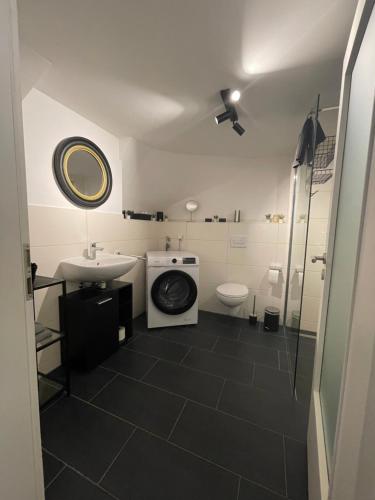 a bathroom with a washing machine and a sink at Kleine Festung in Königstein an der Elbe