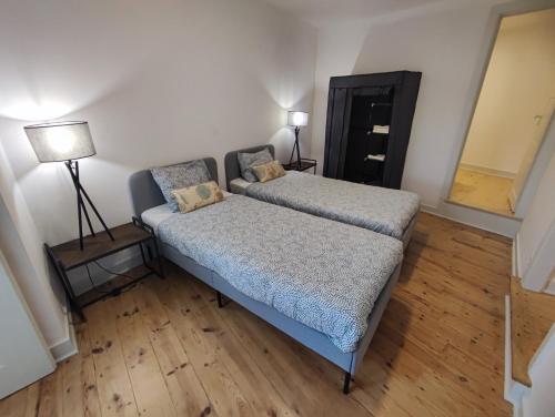 Postel nebo postele na pokoji v ubytování Sintra, T2 in historic center with Palace views, Sintra