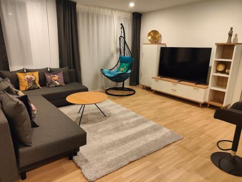 een woonkamer met een bank en een flatscreen-tv bij Luxury Apartment/High Floor/Stunning Views/Parking in Gibraltar
