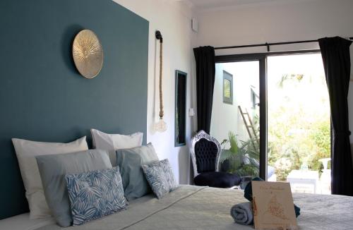 a bedroom with a bed and a window with a dog at Casa Mantana Bonaire in Kralendijk