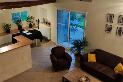un salon avec un canapé et une table dans l'établissement La Patte Charentaise Parking gratuit Le calme en ville, à Saintes