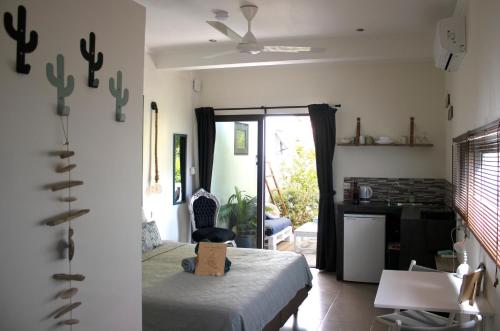 a room with a bed and a kitchen at Casa Mantana Bonaire in Kralendijk