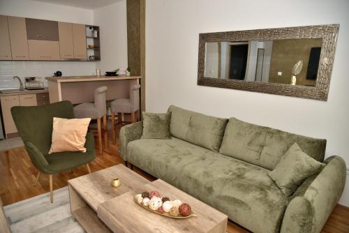 een woonkamer met een bank en een tafel bij LUX APARTMAN PANORAMA in Bečej