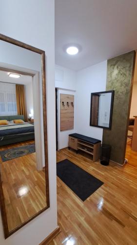 Télévision ou salle de divertissement dans l'établissement LUX APARTMAN PANORAMA
