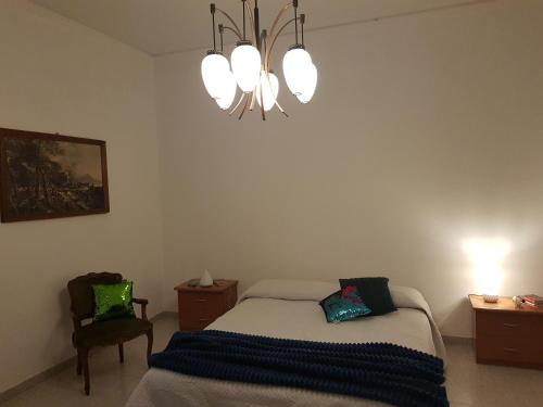 - une chambre avec un lit et un lustre dans l'établissement verona dream, à Vérone