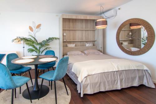 莫甘的住宿－Doñana 1213 &1214, lux penthouse，卧室配有一张床和一张桌子及椅子