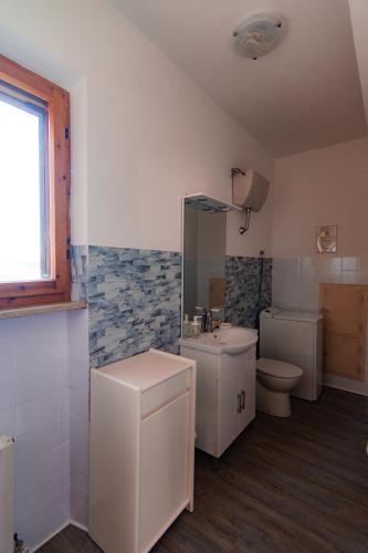 a bathroom with a toilet and a sink at [vista Sibillini] Villa Amici in Verri