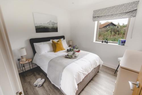 Katil atau katil-katil dalam bilik di Beautiful "Stour" Eco Lodge with Private Hot Tub