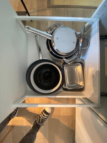 une armoire en verre avec un pot et un miroir dans l'établissement LE PAPILLON BLEU, à Honfleur