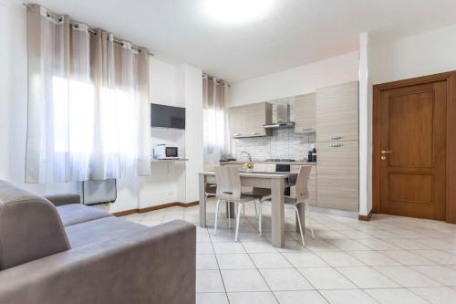 eine Küche und ein Esszimmer mit einem Tisch und Stühlen in der Unterkunft Ca' Ida - Affitti Temporanei in Turin