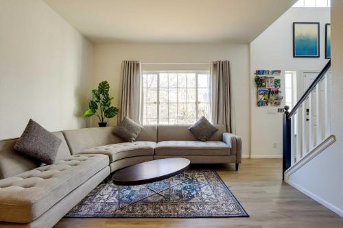 Posezení v ubytování Spacious Thornton Home 15 Mi to Downtown Denver!