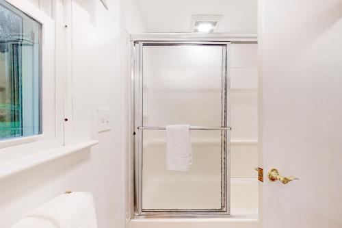 ein Badezimmer mit Dusche mit Glastür in der Unterkunft Valkyrie Run in Bridgewater