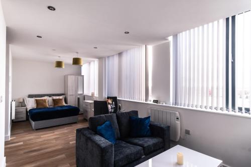 uma sala de estar com um sofá e uma cadeira em Smart Studio Apartment by Old Trafford em Manchester