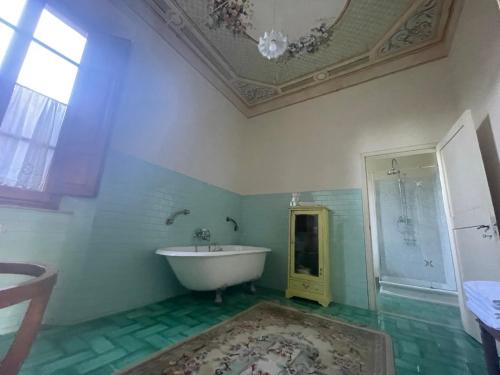 y baño con bañera, lavabo y techo. en Unique suite at Tenuta Granducale Dolciano, en Chiusi