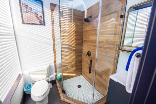 uma pequena casa de banho com WC e chuveiro em Balboa Park Hotel in Downtown Little Italy em San Diego