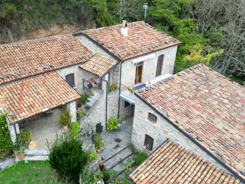 una vista aérea de una casa con techos de teja en Case Vacanza S. Nicola, en Viggianello