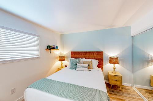 Ένα ή περισσότερα κρεβάτια σε δωμάτιο στο Pacific Street Hideaway Unit 2: Sound view condo w/modern interior, balcony, & W/D access