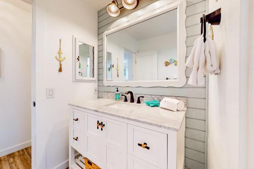 Φωτογραφία από το άλμπουμ του Pacific Street Hideaway Unit 2: Sound view condo w/modern interior, balcony, & W/D access σε Οσιανσάιντ