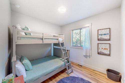 Un dormitorio con dos literas y una ventana. en McCall's Mighty Marvel, en McCall