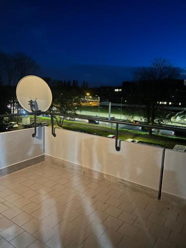 una antena parabólica en un balcón por la noche en THE ROOFTOP, en Reggio Emilia