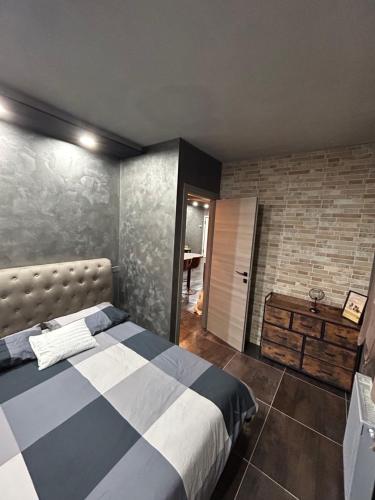 1 dormitorio con 1 cama y 1 mesa en una habitación en THE ROOFTOP, en Reggio Emilia