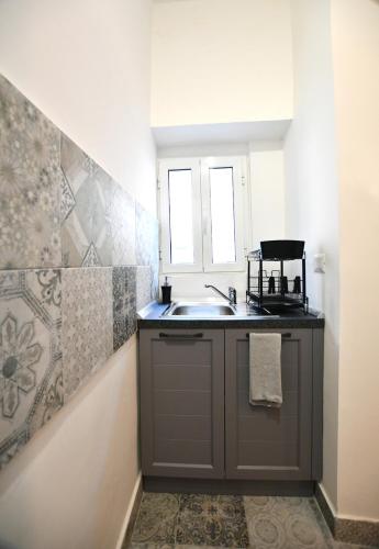 a bathroom with a sink and a counter top at GreSi’s home in Tivoli