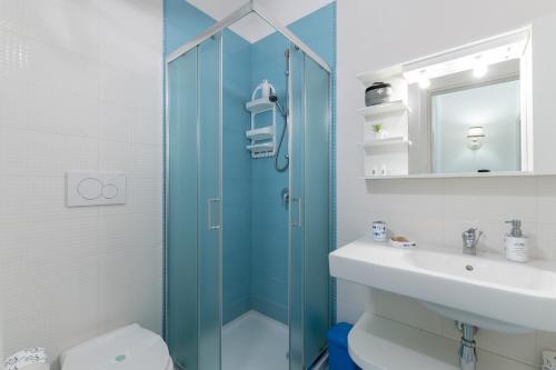 奧斯圖尼的住宿－Dimore Lucalorenzo，带淋浴和盥洗盆的浴室