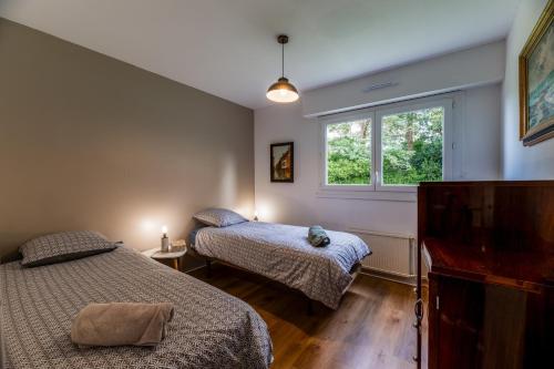 Posteľ alebo postele v izbe v ubytovaní Appartement cosy, vue mer, terrasse et parking situé à Beaurivage