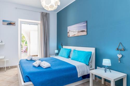 オストゥーニにあるDimore Lucalorenzoの青い壁のベッドルーム(キングサイズベッド1台付)