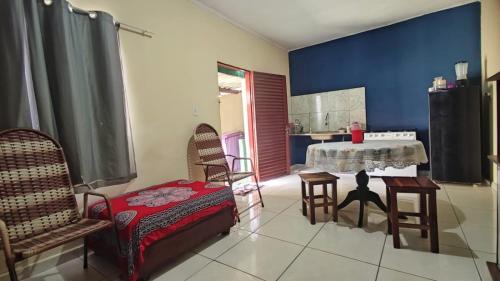 sala de estar con mesa y sillas y cocina en Espaço perto de Campinas, en Goiânia