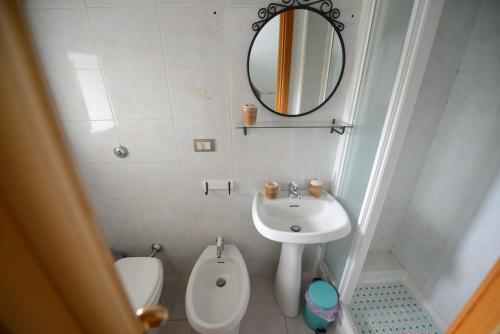 マテーラにあるLA CASA DEL FORNAIOのバスルーム(洗面台、トイレ、鏡付)