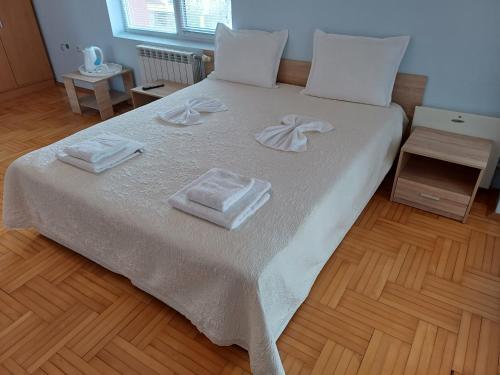1 dormitorio con 1 cama con toallas en Guest Rooms DEVA en Burgas