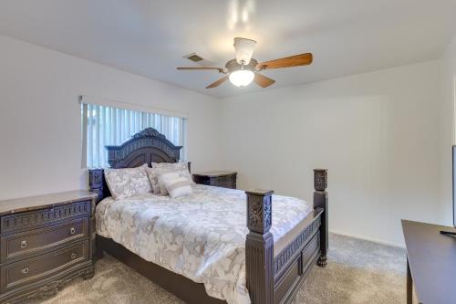 1 dormitorio con 1 cama y ventilador de techo en Convenient Bakersfield Townhome with Patio!, en Bakersfield